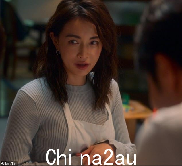 烦恼的由莉叶,当众自信满满,私底下与霸道婆婆和意志薄弱的丈夫作对,当她找到一个和她有着一模一样胎记的男人,她很快就找到了自由,这就是她的双胞胎火焰