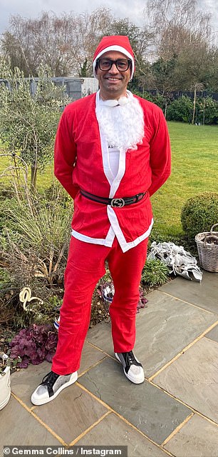 Ho Ho Ho!Rami 在当天穿上圣诞老人服装时充满了节日气氛