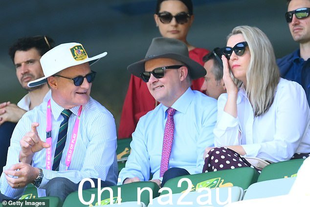 Anthony Albanese 在与女友 Jodie Haydon 在墨尔本板球场打板球
