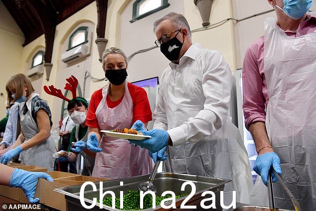 Albanese 先生在为有需要的人服务时戴着南悉尼主题的口罩