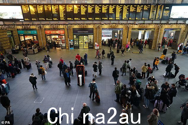 铁路服务今天恢复正常服务,但已警告计划使用火车的乘客早上可能会有延误(图:今天的尤斯顿)