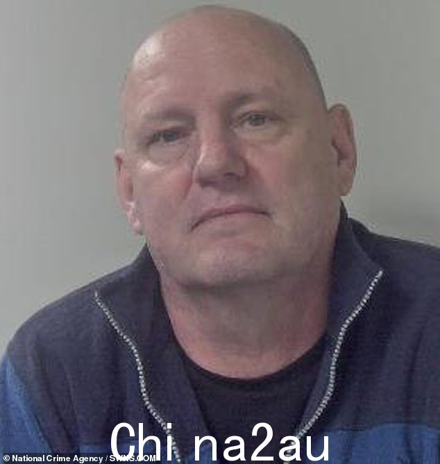 Abraham Schrier,61 岁,如图所示,将价值 1200 万英镑的可卡因和海洛因藏在一辆从法国穿过英吉利海峡隧道驶往英国的白色雷诺 Master 面包车的侧面。他被判入狱 16 年在坎特伯雷皇家法院的陪审团认定他有罪多年后