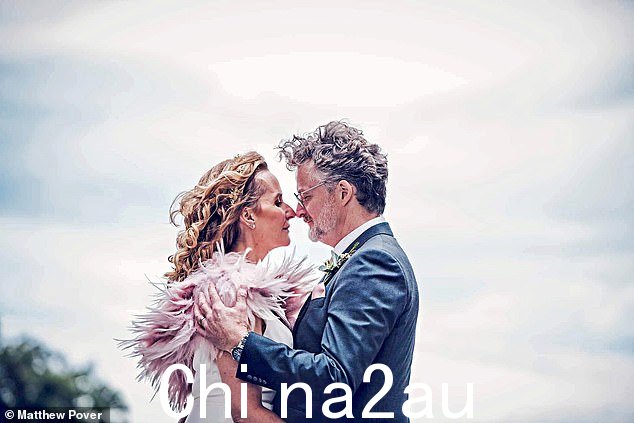 9 月 17 日,这对夫妇在北约克郡的丹比城堡谷仓为凯特的 65 位朋友和家人举行了盛大的婚礼