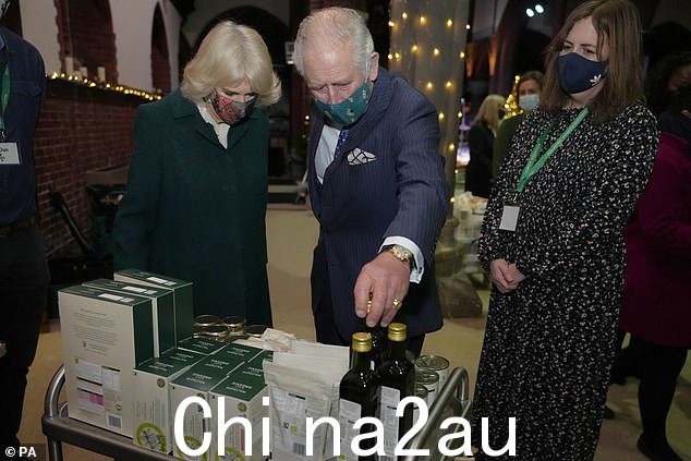 国王和王后配偶提供了威尔士亲王慈善基金的赠款以及对全国各地的食品银行的“大量个人捐赠”。去年 12 月,他们被拍到参观一家食品银行