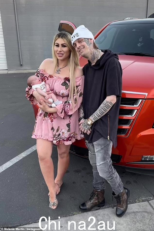快乐时光:Aaron 和 Melanie0 于 202 年 6 月开始约会并订婚那一年,在 2021 年 11 月生下他们的儿子 Prince 之前
