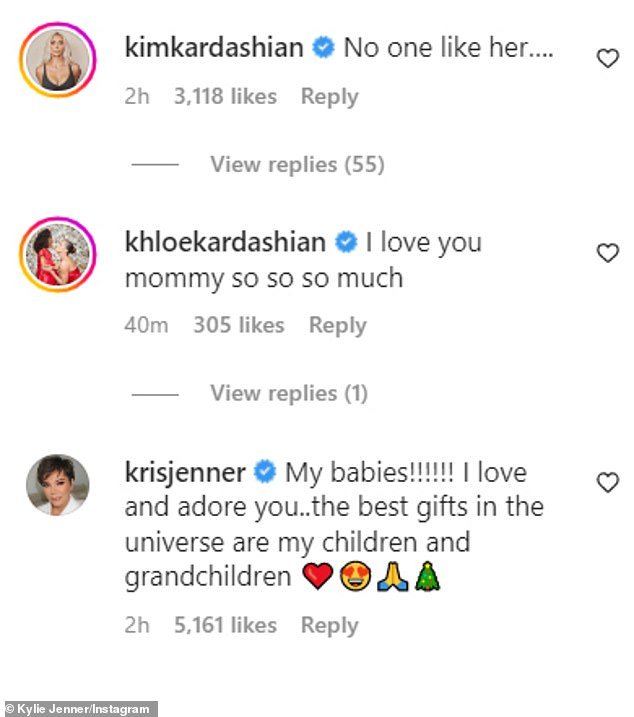 满满的爱:凯莉的姐姐考特尼·卡戴珊 (Kourtney Kardashian) 评论道:“我非常爱你妈妈”