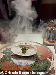 吹烟:奥兰多沉迷于一道美食鱼子酱在玻璃穹顶下供应,当移除时释放出一缕芬芳的蒸汽