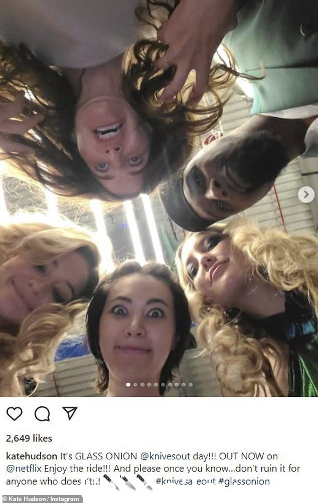 四处闲逛:她张贴了一系列的现场和幕后照片当她让她的粉丝深入了解谋杀之谜的拍摄时,他的场景照片,也由丹尼尔克雷格主演