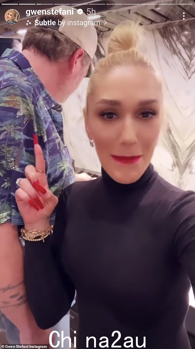 一起做饭:Gwen Stefani 和 Blake Shelton 在社交媒体上与家人一起庆祝节日时一起做饭