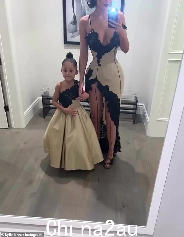 别致:深 V 裙子让她展示了她丰满的乳沟,并且合身以突出她雕像般的沙漏框架