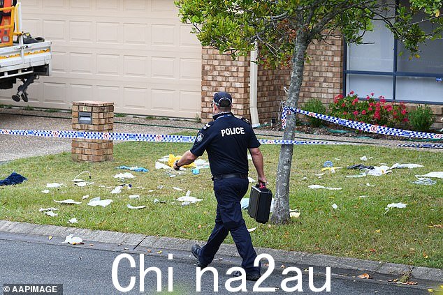 当警方准备指控两名青少年犯有谋杀罪时,周二,警员们留在北湖区被封锁的家中
