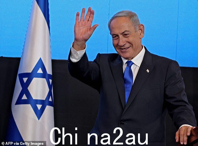 内塔尼亚胡在 2022 年 11 月 1 日全国选举投票结束后早些时候在耶路撒冷竞选总部向支持者发表讲话