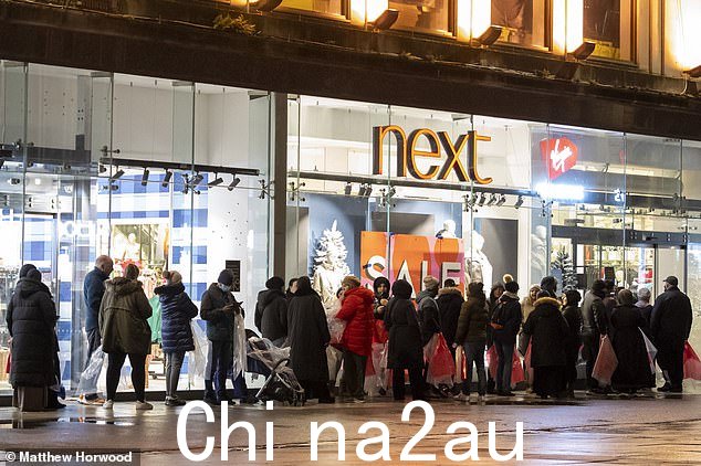 一大群购物者从今天凌晨开始就在卡迪夫的 Next 分店外排队