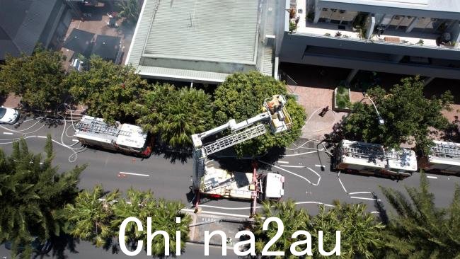 消防人员正在悉尼北部纽波特的一家购物中心发生重大煤气泄漏和火灾现场赫恩海滩。图片:FRNSW.