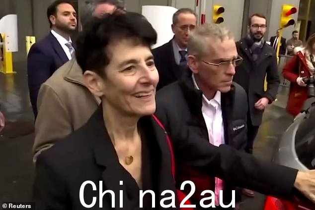 Bankman-Fried 的父母 Barbara Fried 和 Joseph Bankman 都是斯坦福大学的法学教授。上图显示他们上周离开法庭