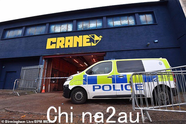 节礼日,一名 23 岁男子在舞池中被刺死后,一辆警车停在 Digbeth 的 Crane 夜总会外