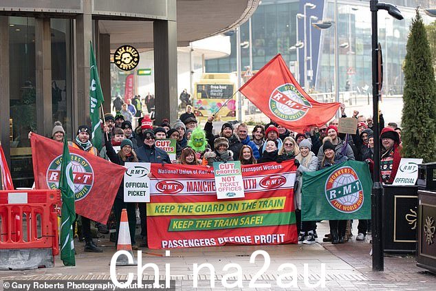 12 月 16 日罢工期间曼彻斯特皮卡迪利站纠察线上的 RMT 罢工者