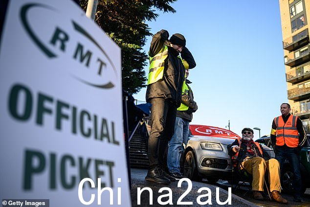 12 月 16 日铁路罢工期间,一群工人站在 Hornsey 火车站外的纠察线上