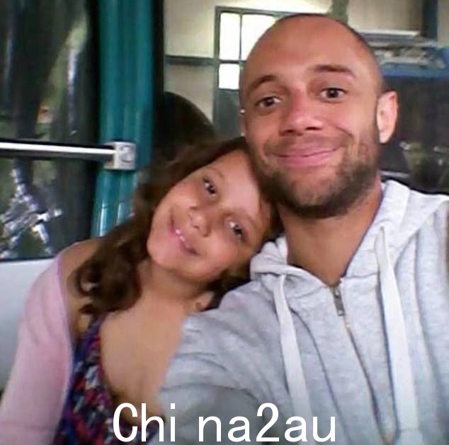 Nathan Lake(与莱拉合影)今天发出紧急呼吁,要求任何知道她下落信息的人站出来