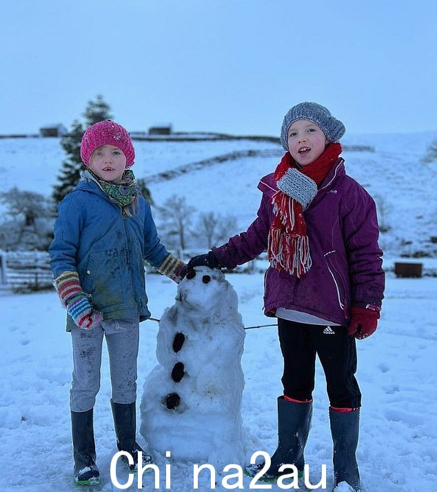 圣诞节前一周,阿曼达在 Instagram 上分享了一家人在约克郡的雪地里玩耍的照片,然后再次失去动力