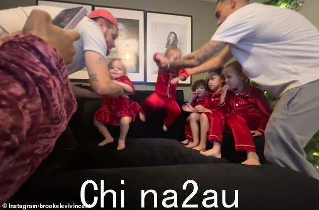 玩耍:Ma有人看到 nroe 在圣诞树旁边的沙发上手忙脚乱,因为他的爸爸试图为甜蜜的快照整理孩子