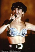詹妮弗·洛佩兹 (Jennifer Lopez) 在扮演赛琳娜·昆塔尼利亚 (Selena Quintanilla) 25 年后，用 T 恤向她致敬