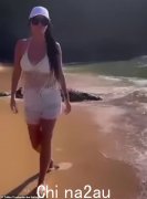 N-Dubz 明星图丽莎 (Tulisa) 在泰国的海滩上晒太阳，炫耀自己的身材