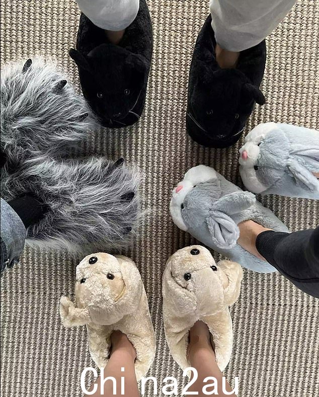 Family fuzzies:史泰龙一家圣诞节都在家里穿着不同的毛绒拖鞋