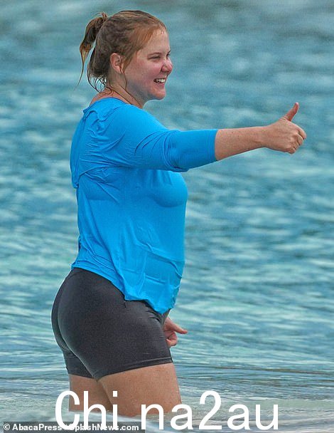 假期时间:41 岁的 Amy Schumer 和她的丈夫 Chris Fischer 周一在圣巴特度假期间在海洋中度过了一天