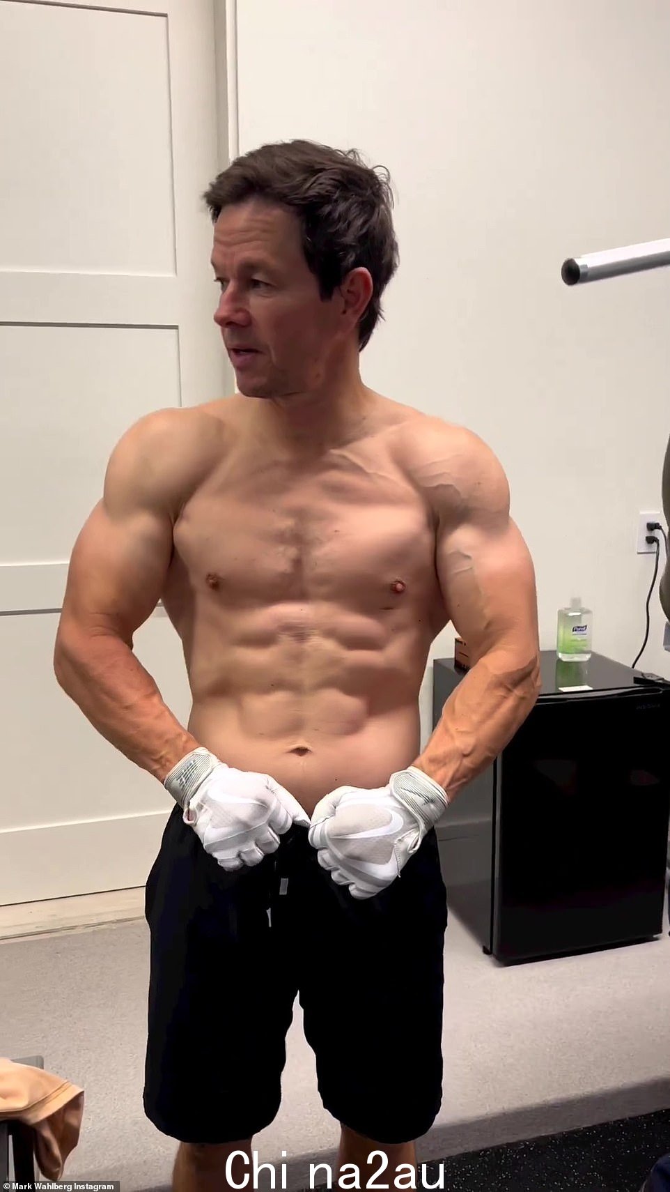 健身结果:这是在 Mark star 在 T 的健身房训练时在社交媒体上分享他令人印象深刻的肌肉之后发布的星期四