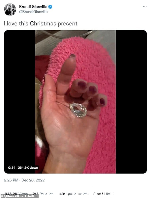 她有她的钻石! 50 岁的布兰迪·格兰维尔 (Brandi Glanville) 在周一晚上的新帖子中似乎戏弄了她回归比佛利山庄的真正主妇