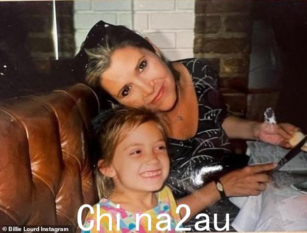 记住:Billie Lourd 在她去世六周年之际分享了一张她和她妈妈 Carrie Fisher 的可爱老照片