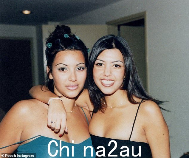 邦德:Kim 和 Kourtney Kardashian 出现在 Kourtney 的生活方式品牌 Poosh 周二发布的复古快照中