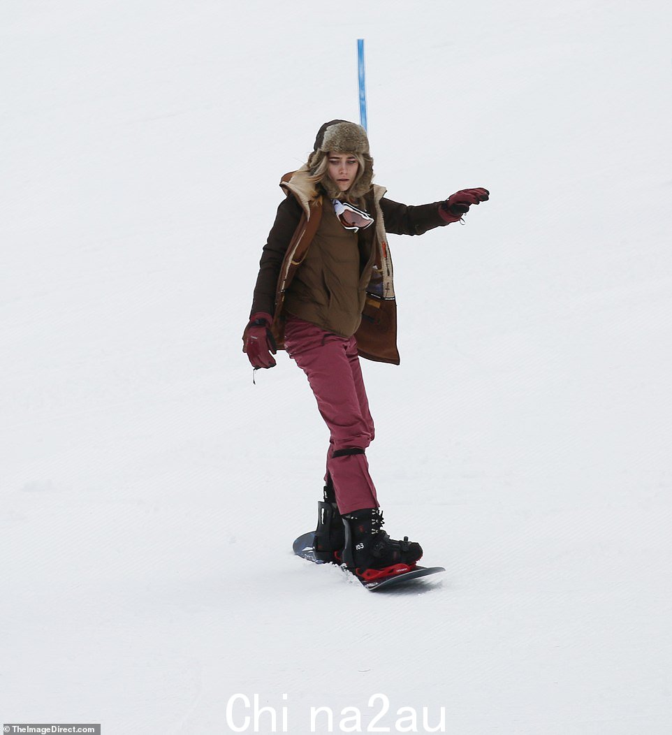 雪兔:Paris Jackson 周一,Paris 带头与她的兄弟们在加利福尼亚州太浩湖享受单板滑雪和滑雪