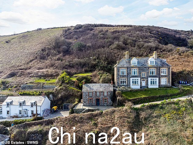 位于北康沃尔的艾萨克港,名为 Fern Cottage 的两居室独立式房产坐落在风景如画的渔村的山坡上