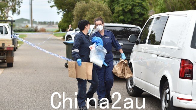 警察搬走在房子附近发现的物品袋。图片:NCA NewsWire / Nicki Connolly