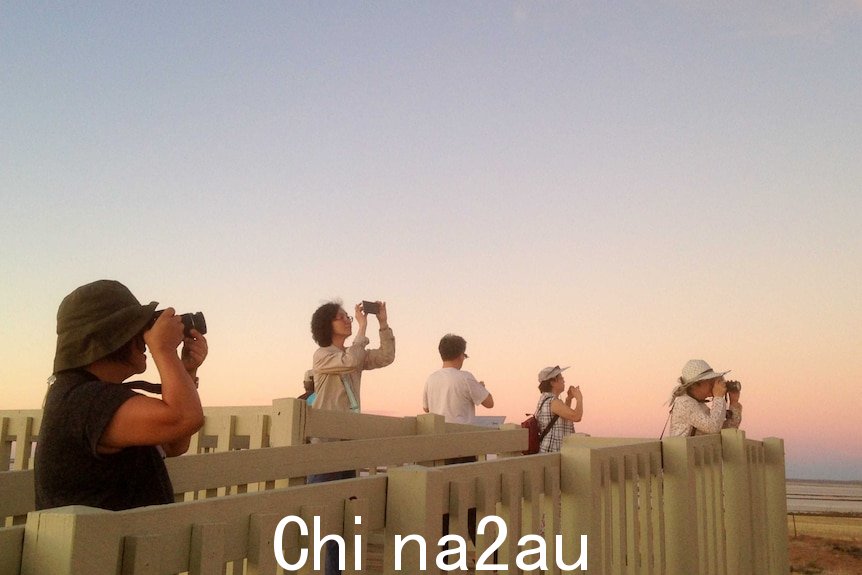 中国游客在海湖泰瑞尔湖排队拍日落。