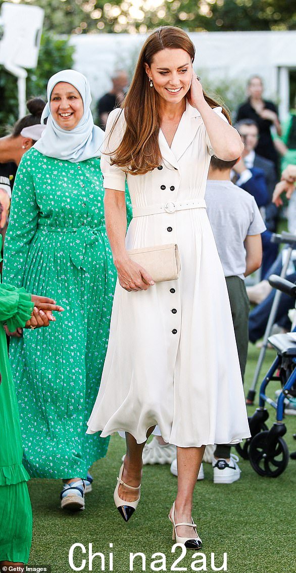 为了纪念 Grenfell 塔火灾发生五周年,凯特从衣橱里回收了一件 Suzannah 裙子