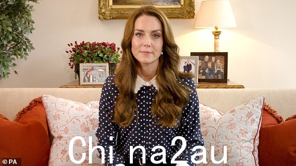 凯特在为 2022 年成瘾意识周分享视频信息时选择了她最喜欢的圆点图案