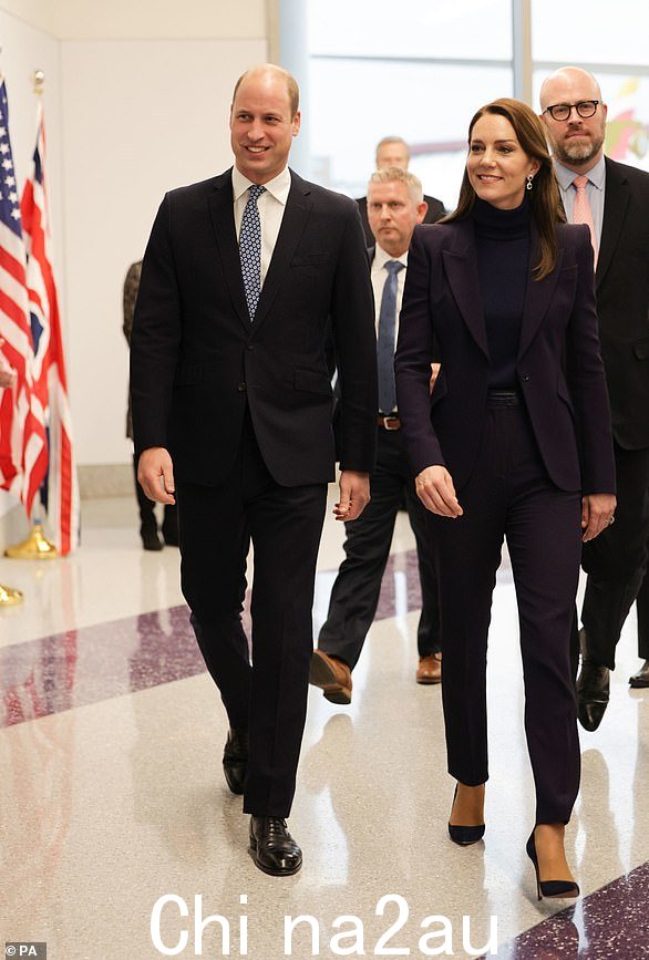 公主在访问波士顿的第一天抵达美国时重新穿了一套 Alexander McQueen 西装