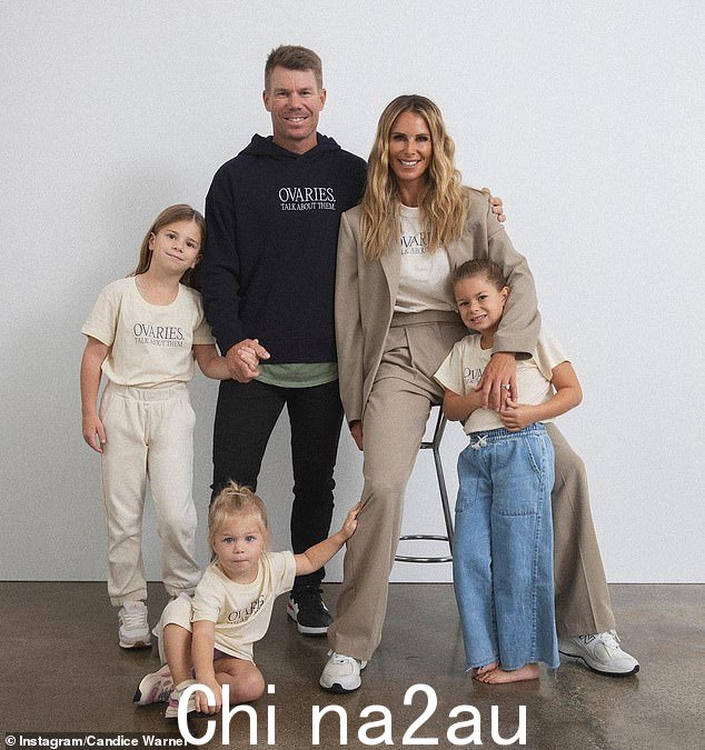 David 和 Candice Warner 以及他们的三个女儿 Ivy Mae、Indi Rae 和 Isla Rose。华纳在前一天帮助他的女儿们上游泳课时,尽管他的局数很大,但还是直接变成了爸爸模式