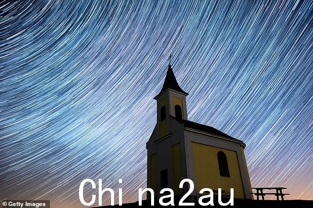 多次曝光结合在一起,制作了这张 2020 年 4 月在奥地利 Niederhollabrunn 上空的天琴座流星雨的图像。流星以大约 110,000 英里/小时的速度划过天空