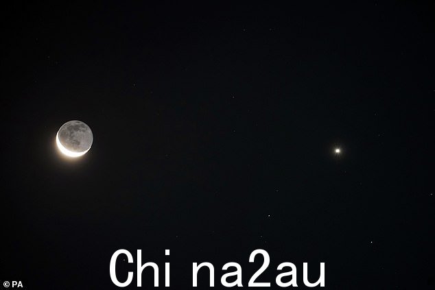 2020 年英国惠特利湾黎明前新月与被照亮的金星(右侧最亮)相结合