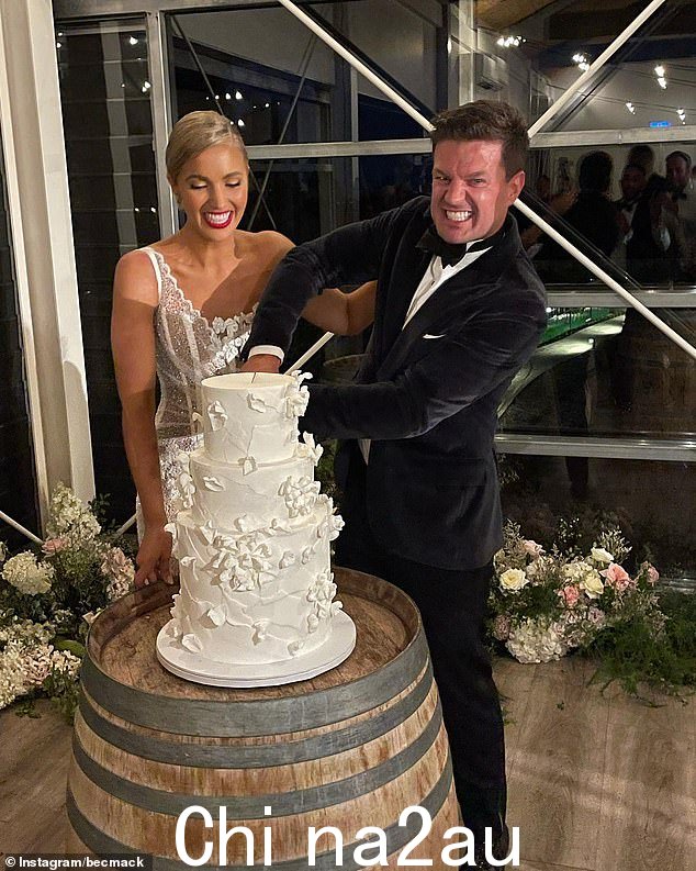 Olivia Molly Rogers 对她的前夫 Justin McKeone 进行了最后一击,将他从他们的婚礼录像中删除。这对夫妇在二月的婚礼当天合照
