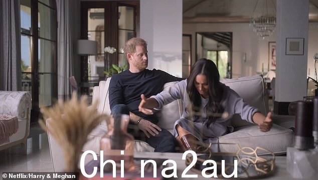 梅根嘲笑她必须为女王行的屈膝礼,这在 Netflix 纪录片播出后受到广泛批评