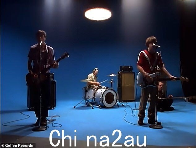 获得格莱美奖的另类摇滚乐队的主唱 Rivers Cuomo (2-R) 曾经说过:'当火车停下来,小家伙来敲你的门时,你的感觉就会消失.本来应该是一首悲伤的歌,但每个人都觉得它很搞笑'