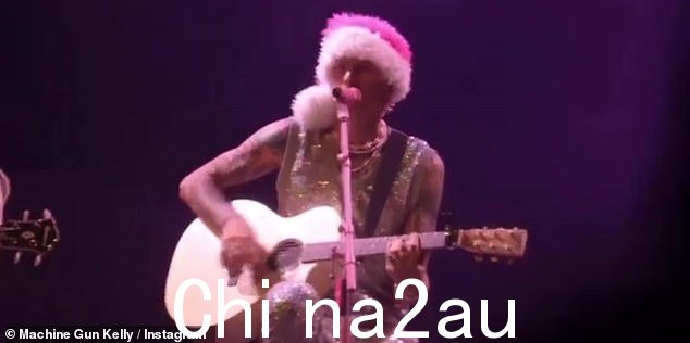 亵渎歌词:Machine Gun Kelly 分享了一段他自己戴着圣诞老人帽子在舞台上表演并用亵渎歌词唱圣诞歌曲的视频