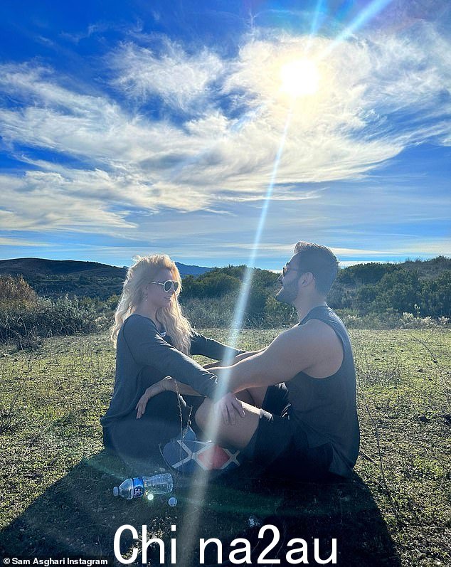 新帖子:小甜甜布兰妮结婚六个月的丈夫 Sam Asghari 周日在 Instagram 上分享了这对夫妇圣诞节的花絮