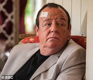 震惊:天堂之死观众周一感到震惊,因为 Les Dennis 在节目的圣诞特辑中看起来面目全非