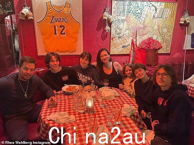 家庭成员:Wahlberg 和 Ella,19 岁;迈克尔,16 岁;布伦丹,14 岁; 12 岁的 Grace 和他 44 岁的妻子 Rhea 16 岁;Brendan,14 岁;Grace,12 岁,和他的妻子 Rhea,44 岁</p><p class=